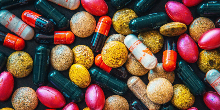 संकरी गलियों में बनीं गोदामों में छिपा है अवैध दवा के धंधे का राज