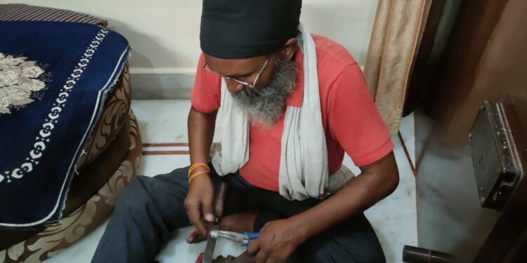 हवेली की तिजोरी का खोल दिया ताला तो मालिक ने चांदी के सिक्कों से भर दी थी झोली