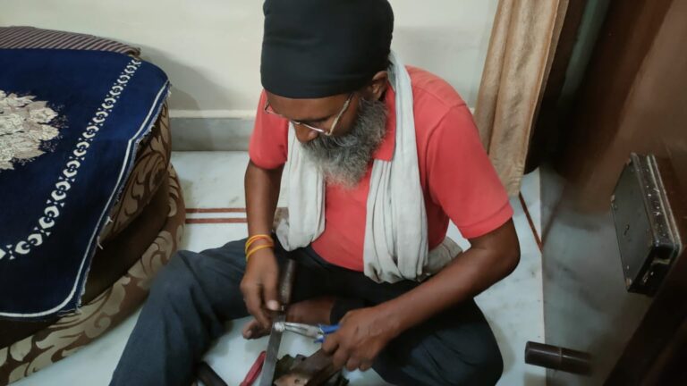 हवेली की तिजोरी का खोल दिया ताला तो मालिक ने चांदी के सिक्कों से भर दी थी झोली